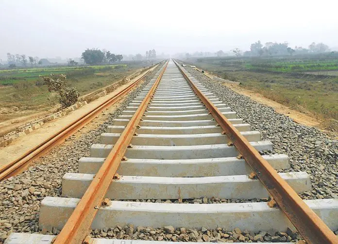 Railway workers back contract with S African company